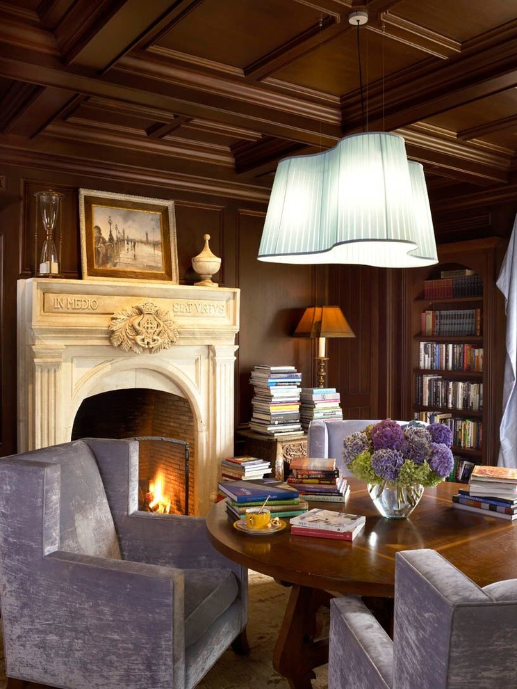 Cette photo montre un bureau chic avec une bibliothèque ou un coin lecture, un mur marron, une cheminée standard, un manteau de cheminée en pierre et un bureau indépendant.