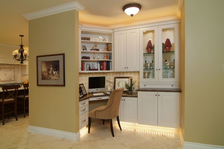 Kleines Klassisches Arbeitszimmer ohne Kamin mit Arbeitsplatz, gelber Wandfarbe, Keramikboden und Einbau-Schreibtisch in Houston