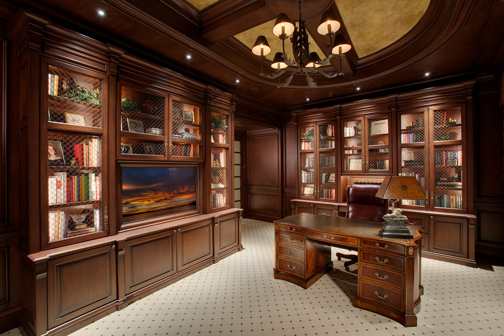 Inspiration för stora klassiska hemmabibliotek, med heltäckningsmatta och ett fristående skrivbord
