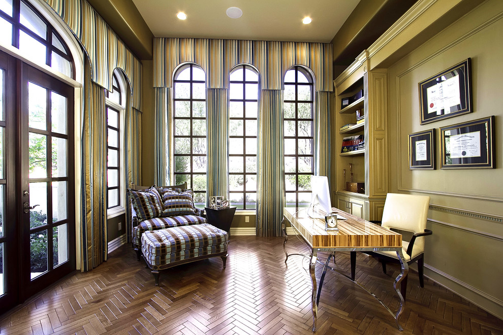 Источник вдохновения для домашнего уюта: кабинет в классическом стиле с желтыми стенами
