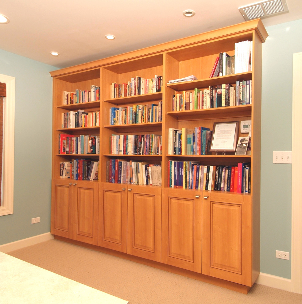 Diseño de despacho tradicional de tamaño medio con paredes azules, moqueta y escritorio empotrado