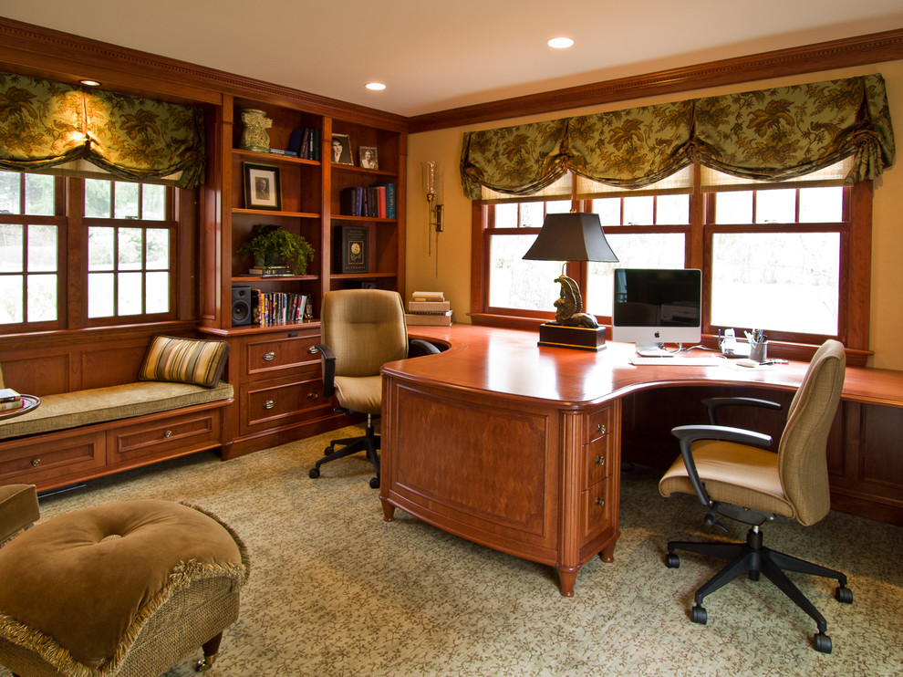 Exempel på ett klassiskt arbetsrum, med beige väggar, heltäckningsmatta och ett inbyggt skrivbord