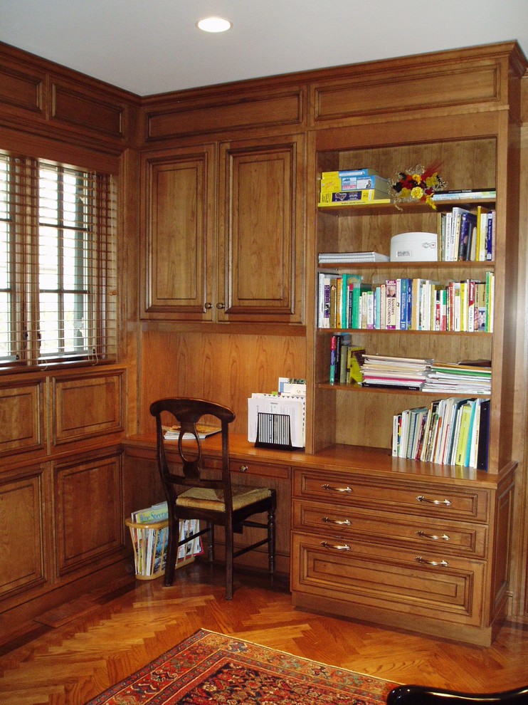 Источник вдохновения для домашнего уюта: рабочее место среднего размера в классическом стиле с коричневыми стенами, паркетным полом среднего тона и встроенным рабочим столом
