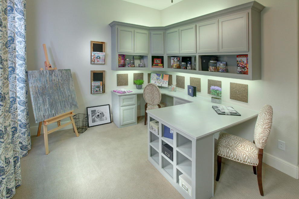 Ejemplo de despacho tradicional grande con moqueta, escritorio empotrado y paredes grises