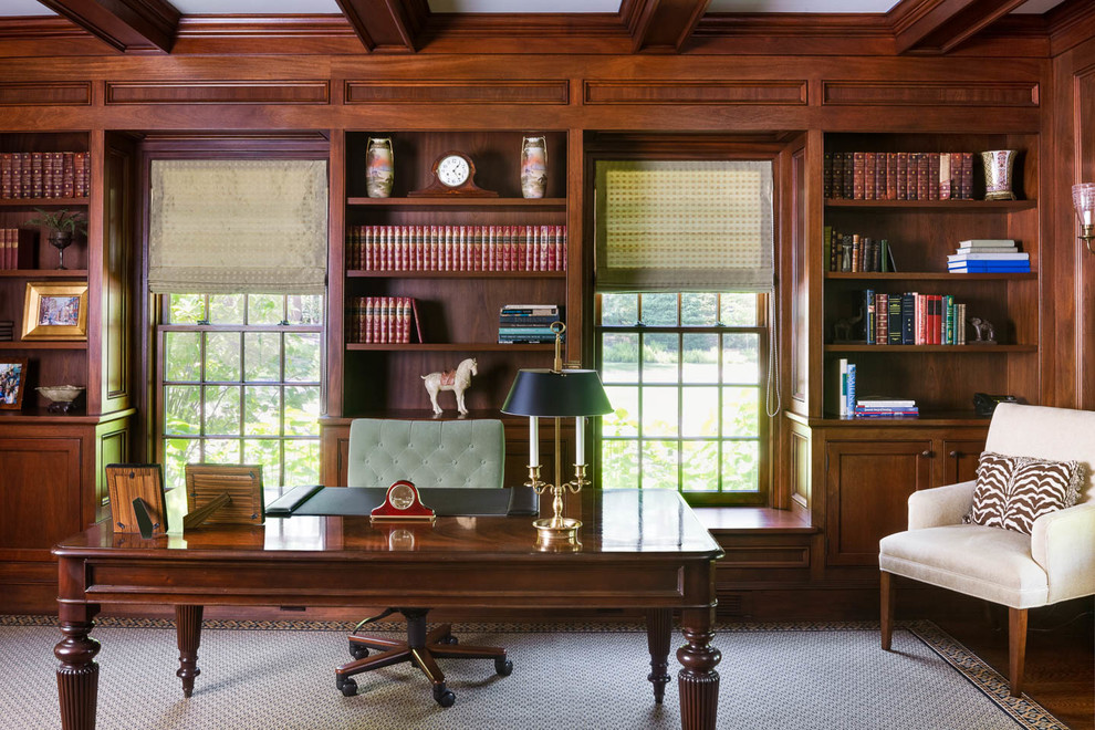Idéer för ett stort klassiskt hemmabibliotek, med bruna väggar, mellanmörkt trägolv, ett fristående skrivbord och brunt golv