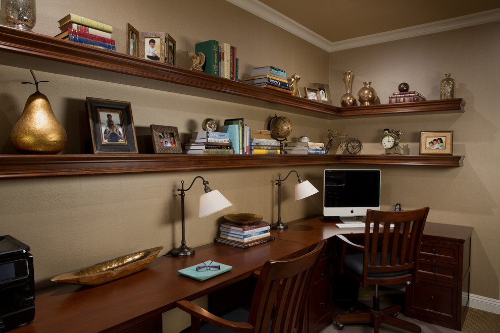 Immagine di un ufficio tradizionale di medie dimensioni con pareti beige, moquette, scrivania incassata e pavimento beige