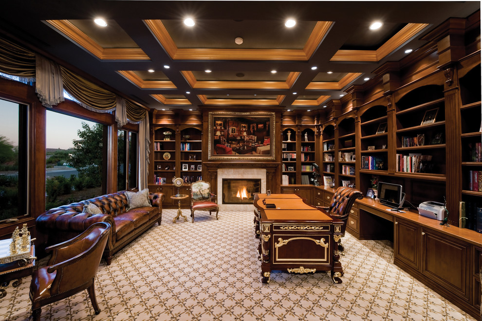ラスベガスにあるトラディショナルスタイルのおしゃれなホームオフィス・書斎 (カーペット敷き、標準型暖炉、自立型机) の写真