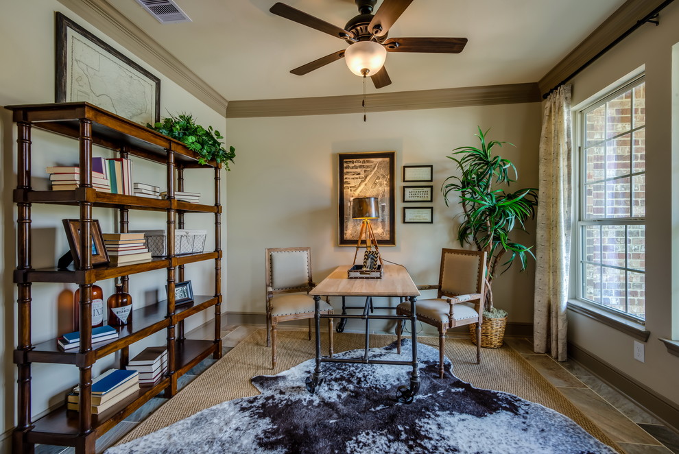 Foto de despacho tradicional con paredes beige y escritorio independiente