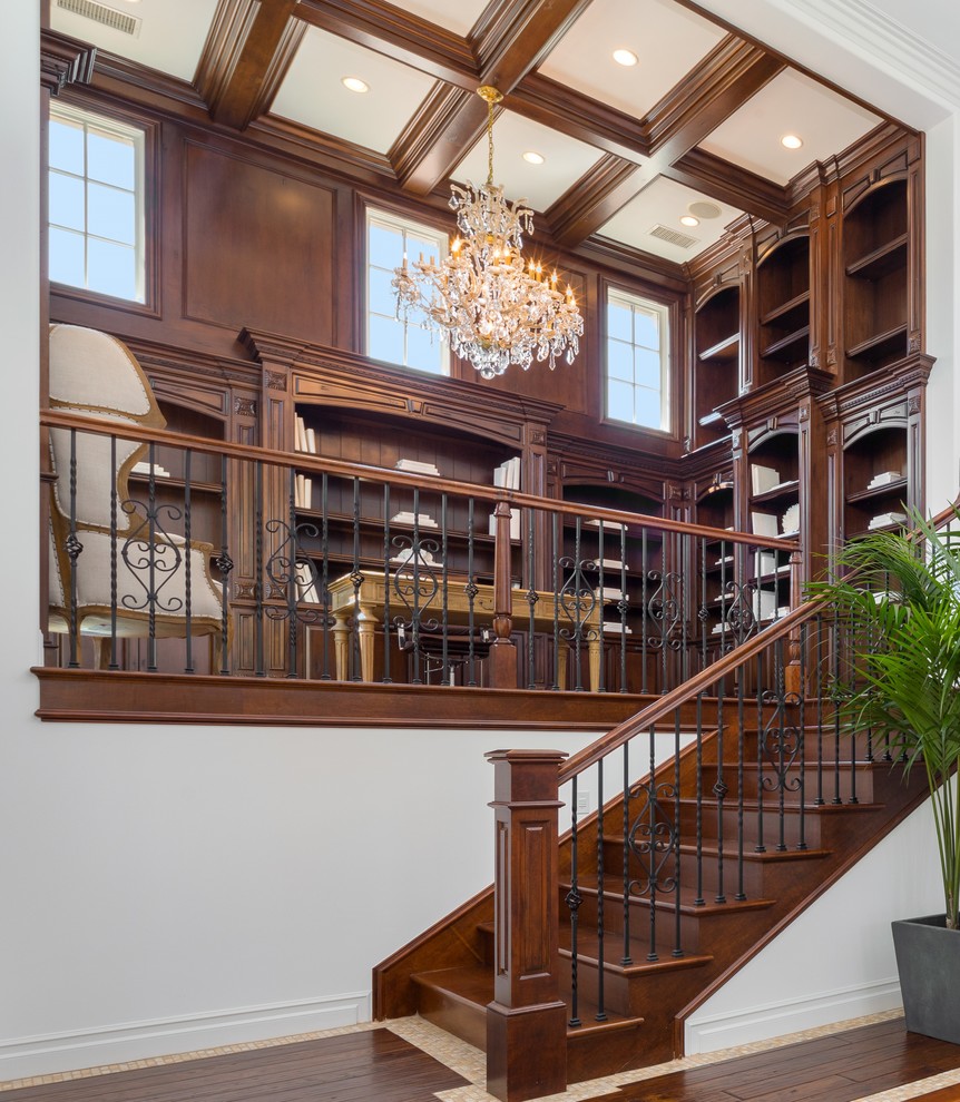 Свежая идея для дизайна: домашняя библиотека в классическом стиле с отдельно стоящим рабочим столом - отличное фото интерьера