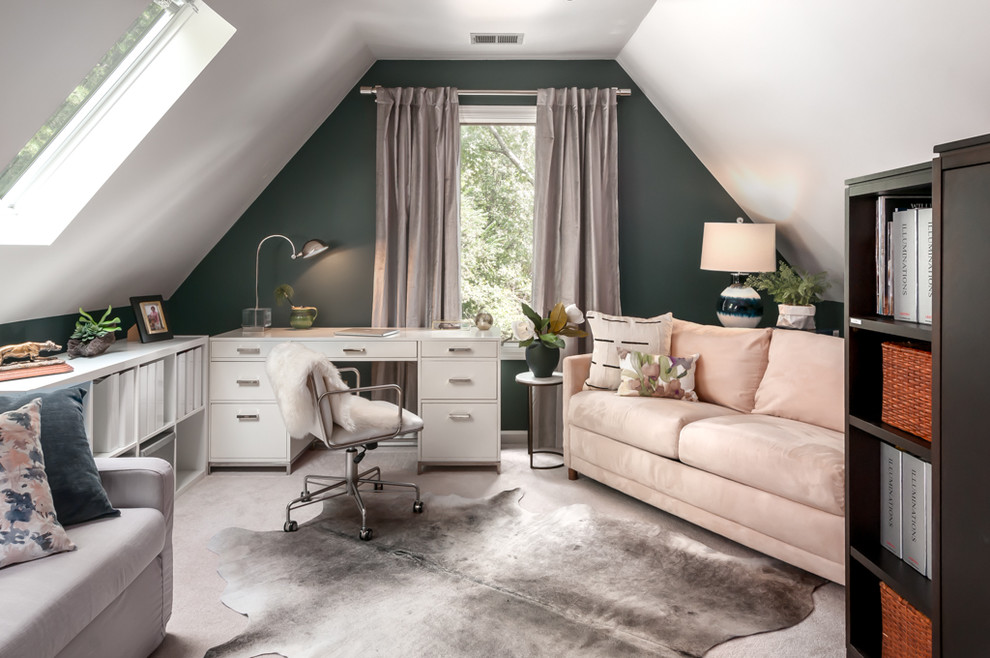 Immagine di un ufficio tradizionale con pareti verdi, moquette, scrivania autoportante e pavimento beige