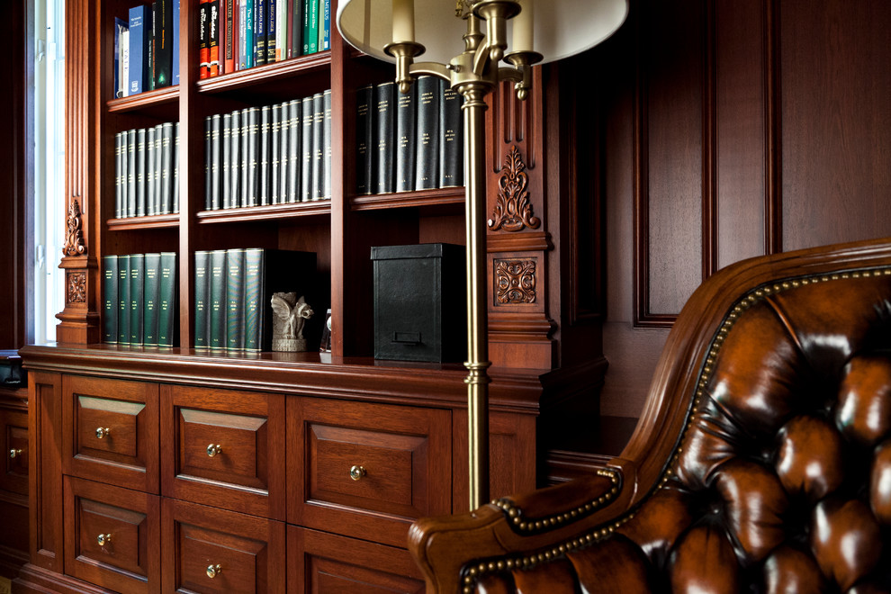 Idéer för ett mellanstort klassiskt hemmabibliotek, med bruna väggar, mellanmörkt trägolv och ett fristående skrivbord