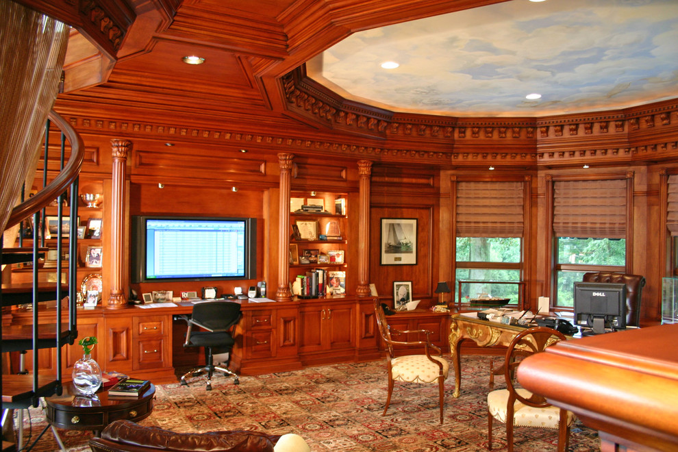 На фото: кабинет в классическом стиле с ковровым покрытием и отдельно стоящим рабочим столом с