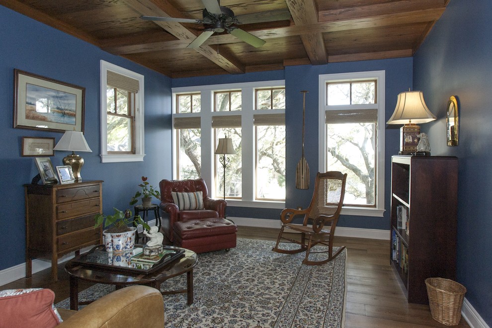 マイアミにあるお手頃価格の中くらいなトラディショナルスタイルのおしゃれな書斎 (青い壁、無垢フローリング、暖炉なし) の写真