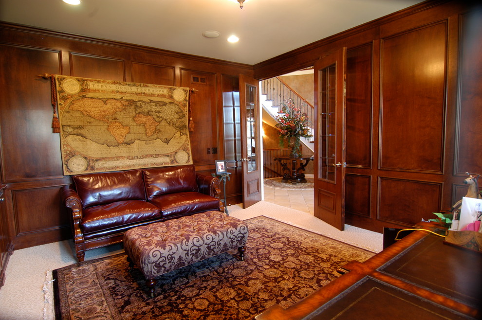 Imagen de despacho clásico grande sin chimenea con paredes marrones, moqueta, escritorio independiente y suelo beige