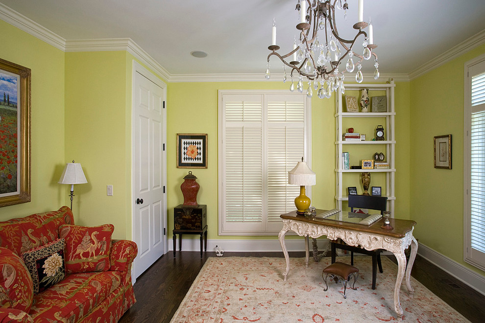 Источник вдохновения для домашнего уюта: огромный кабинет в классическом стиле с желтыми стенами, темным паркетным полом и отдельно стоящим рабочим столом