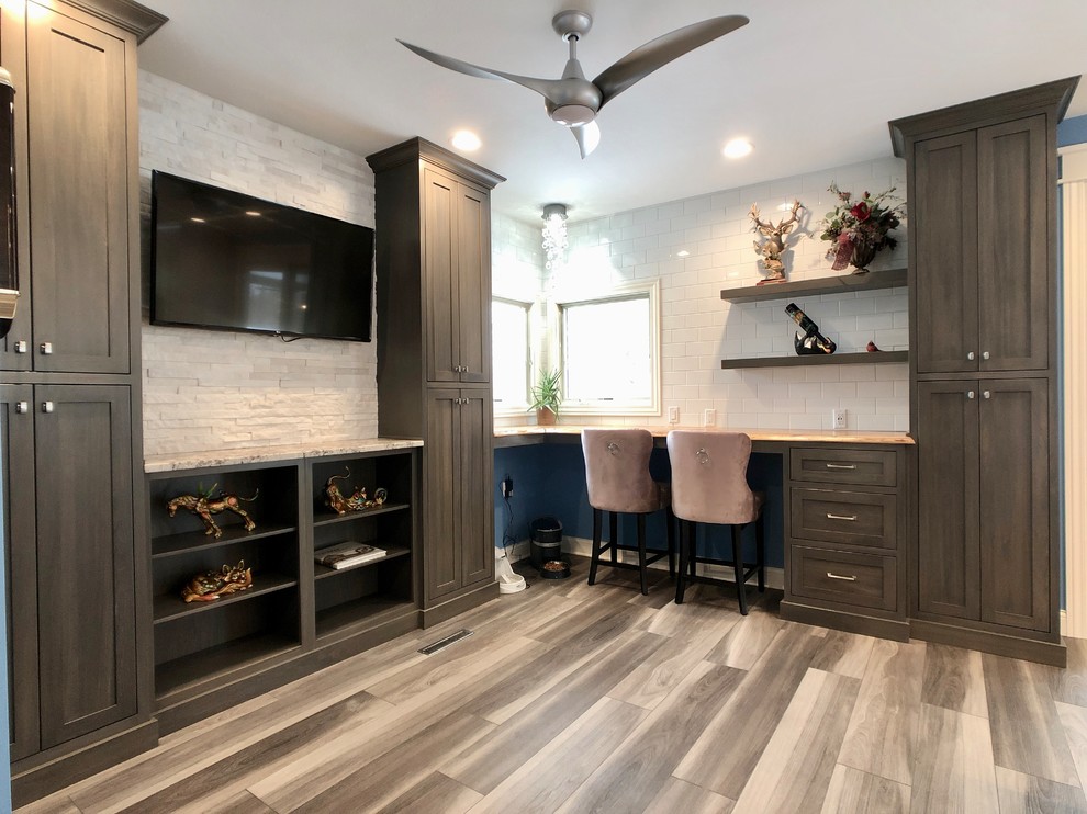 Ejemplo de despacho clásico renovado de tamaño medio con paredes azules, suelo vinílico, escritorio empotrado y suelo gris