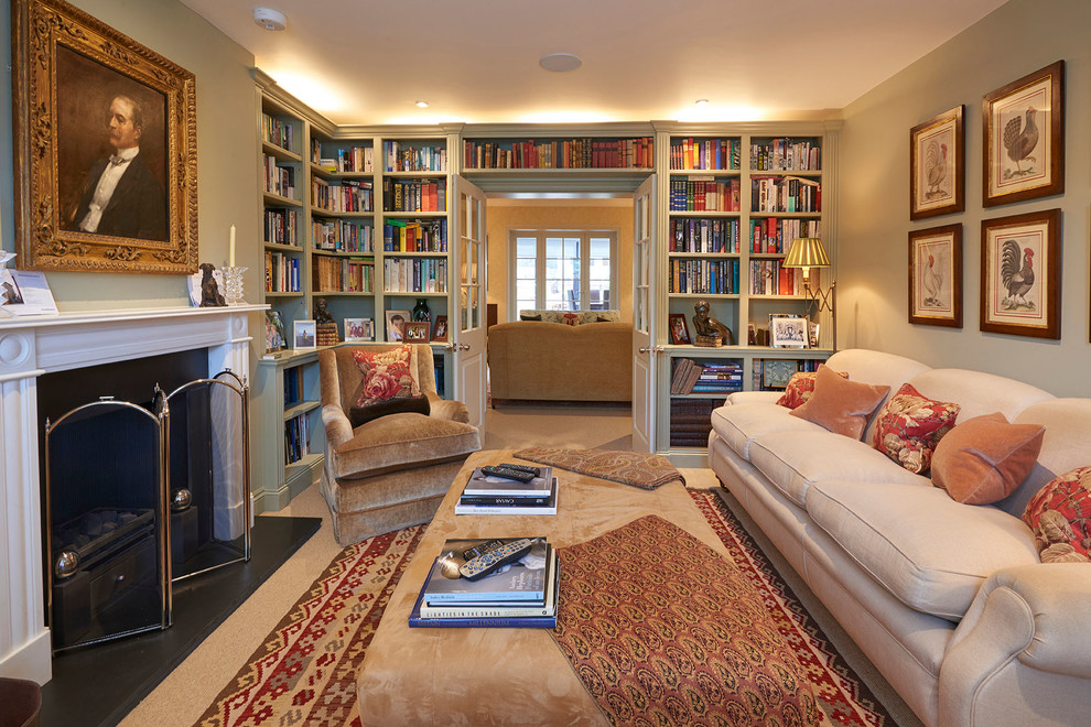 Mittelgroßes Klassisches Lesezimmer mit grüner Wandfarbe, Teppichboden, Kamin, verputzter Kaminumrandung und beigem Boden in Berkshire