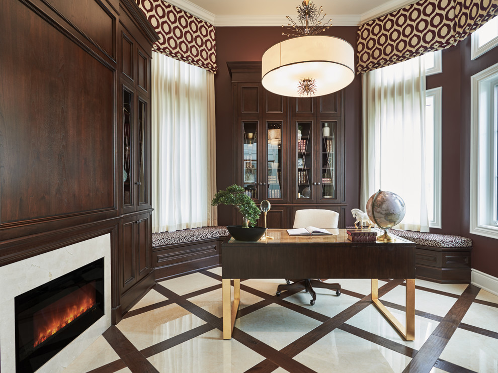 Idéer för ett klassiskt arbetsrum, med ett bibliotek, bruna väggar, en spiselkrans i trä och ett fristående skrivbord