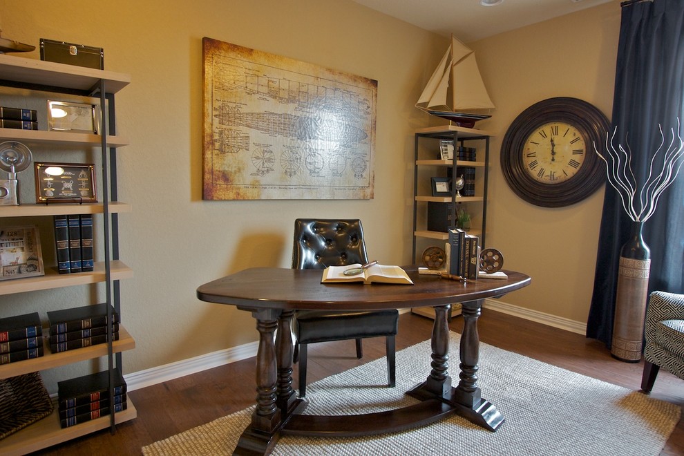 Modelo de despacho tradicional con paredes beige, suelo de madera oscura y escritorio independiente