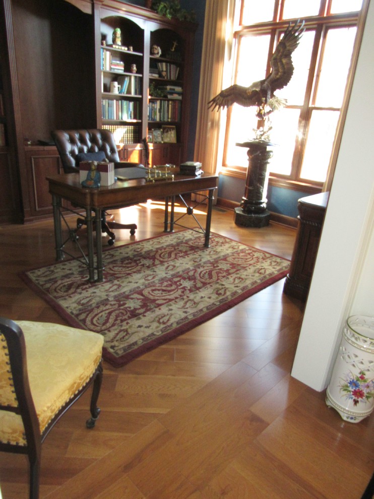 Diseño de despacho clásico de tamaño medio sin chimenea con paredes azules, suelo de madera en tonos medios y escritorio independiente