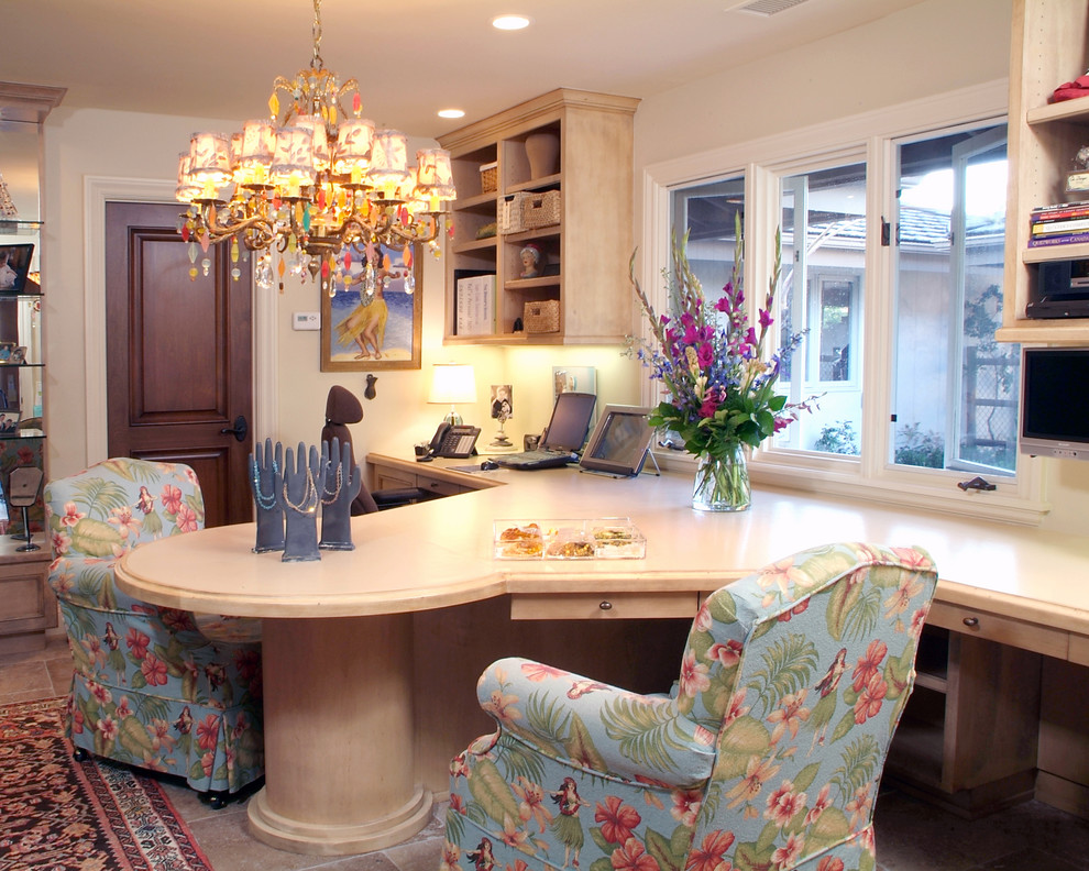 Example of a classic home office design in San Diego