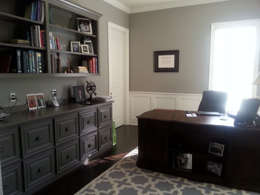 Esempio di un ufficio tradizionale con pareti grigie, parquet scuro e scrivania autoportante