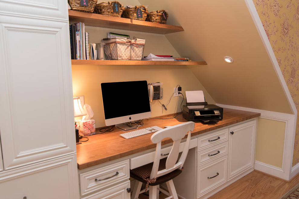 Idéer för stora vintage hobbyrum, med ljust trägolv, brunt golv, gula väggar och ett inbyggt skrivbord