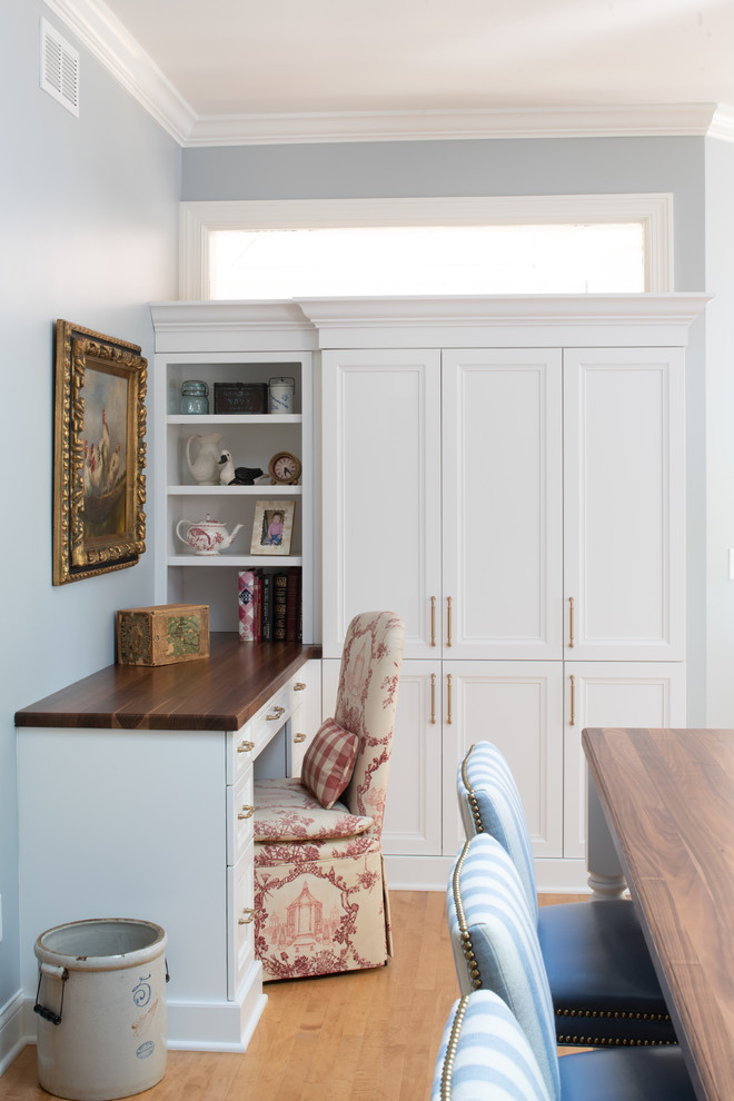 Kleines Klassisches Arbeitszimmer mit Einbau-Schreibtisch, blauer Wandfarbe, braunem Holzboden und braunem Boden in Minneapolis