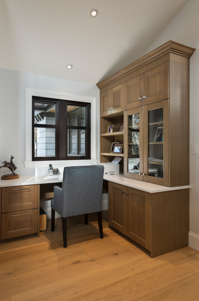 Idéer för ett litet klassiskt arbetsrum, med vita väggar, ljust trägolv, ett inbyggt skrivbord och beiget golv