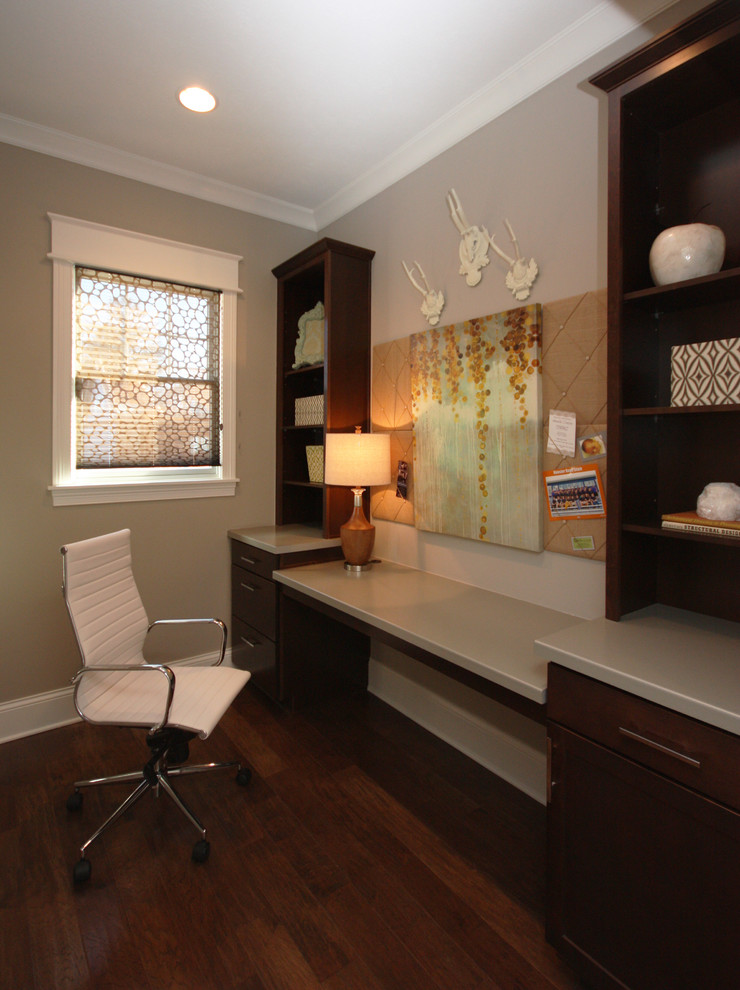 Стильный дизайн: кабинет в стиле неоклассика (современная классика) с серыми стенами, паркетным полом среднего тона и встроенным рабочим столом - последний тренд