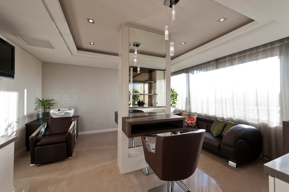 Imagen de despacho minimalista sin chimenea con paredes beige, suelo de baldosas de cerámica y escritorio independiente