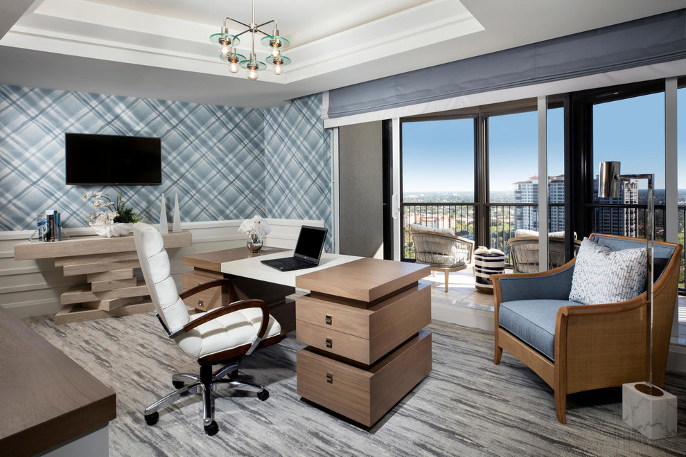 Esempio di un ufficio classico di medie dimensioni con pareti blu, moquette, scrivania autoportante e pavimento grigio