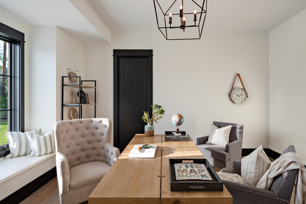 Ejemplo de despacho de estilo de casa de campo con paredes blancas, suelo de madera clara, escritorio independiente y suelo beige