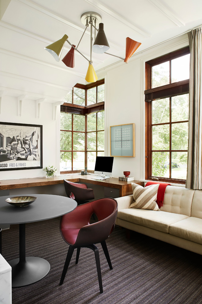Идея дизайна: кабинет в стиле неоклассика (современная классика) с белыми стенами, ковровым покрытием и встроенным рабочим столом