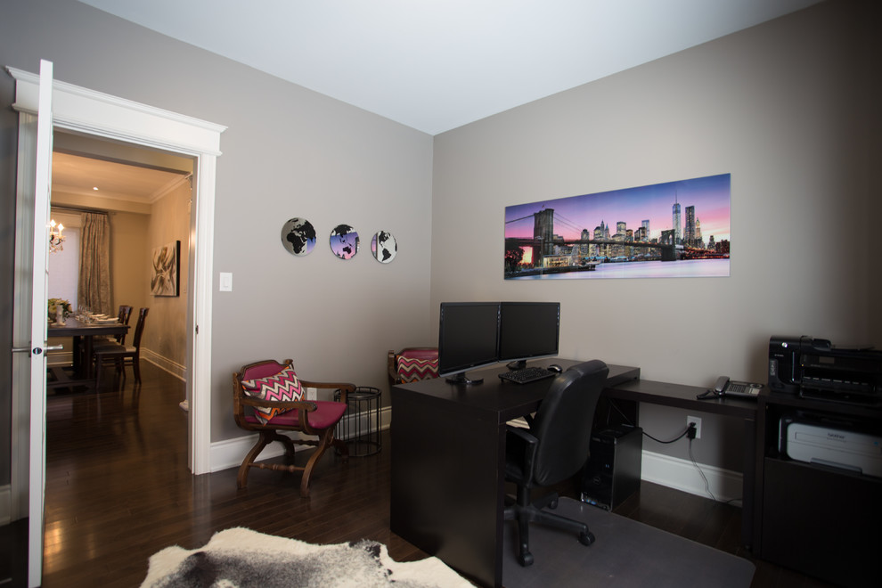Kleines Klassisches Arbeitszimmer ohne Kamin mit grauer Wandfarbe, braunem Holzboden und freistehendem Schreibtisch in Toronto