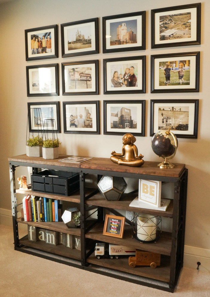 Kleines Klassisches Arbeitszimmer ohne Kamin mit beiger Wandfarbe, Teppichboden, freistehendem Schreibtisch und beigem Boden in Sonstige