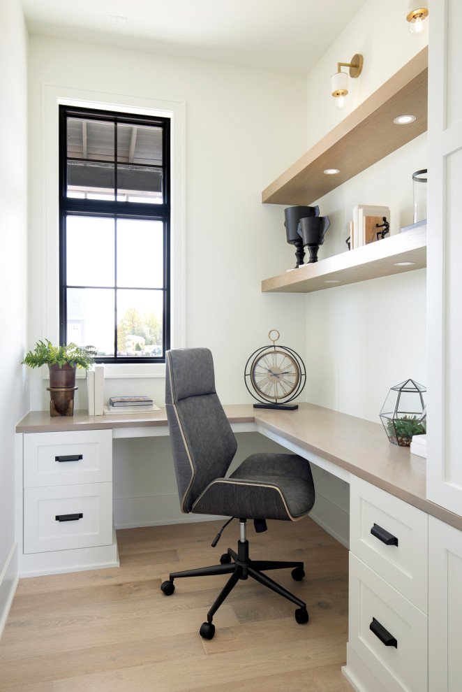 Exempel på ett stort lantligt arbetsrum, med vita väggar, ljust trägolv, ett inbyggt skrivbord och beiget golv