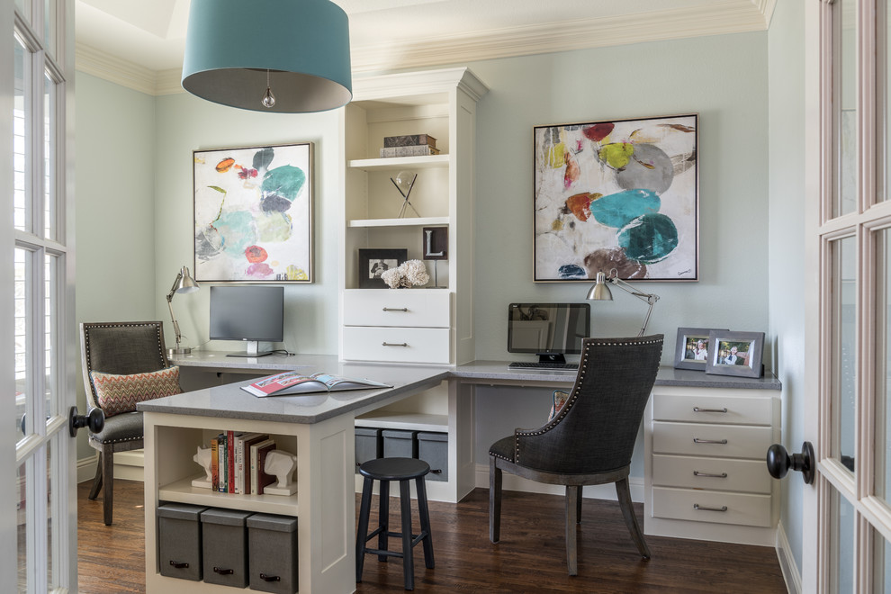 Diseño de despacho tradicional renovado sin chimenea con paredes grises, suelo de madera en tonos medios, escritorio empotrado y suelo marrón
