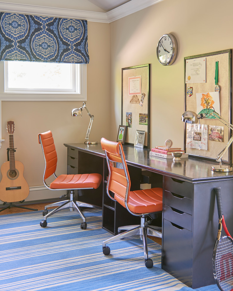 Ejemplo de despacho tradicional renovado con paredes beige y escritorio independiente