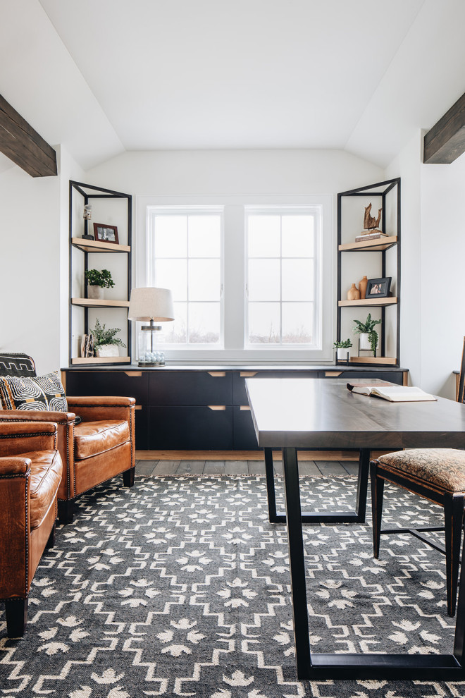 Idéer för ett mellanstort klassiskt arbetsrum, med vita väggar, mörkt trägolv, ett fristående skrivbord och brunt golv