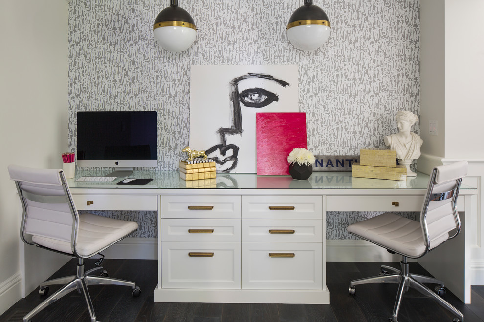 Diseño de despacho tradicional renovado sin chimenea con suelo de madera oscura, escritorio empotrado y paredes grises