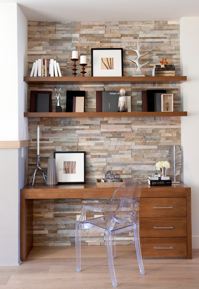 Imagen de despacho clásico renovado pequeño con suelo de madera clara y escritorio empotrado