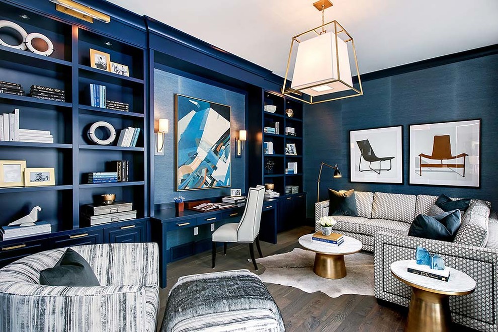 Источник вдохновения для домашнего уюта: рабочее место в стиле неоклассика (современная классика) с синими стенами, темным паркетным полом и встроенным рабочим столом