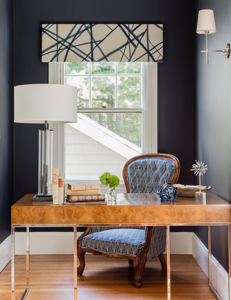 Esempio di uno studio tradizionale con pareti blu, pavimento in legno massello medio, scrivania autoportante e pavimento marrone