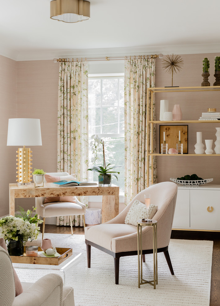 Cette photo montre un bureau chic avec un mur rose, parquet foncé, aucune cheminée et un bureau indépendant.