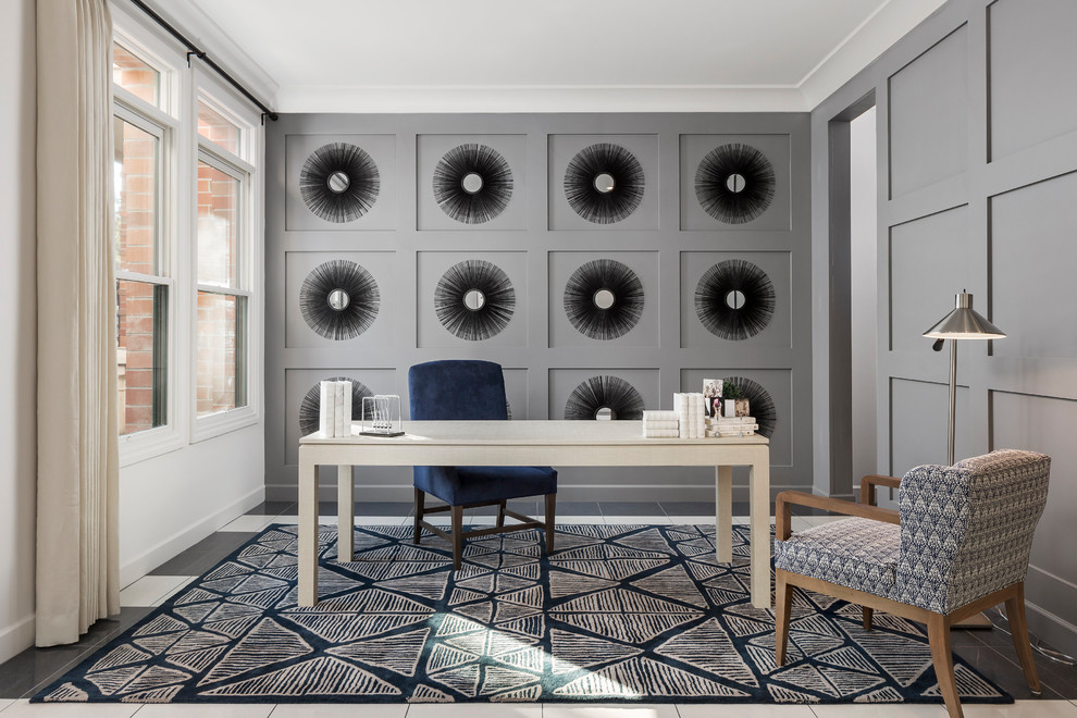 Idéer för ett klassiskt arbetsrum, med grå väggar och ett fristående skrivbord
