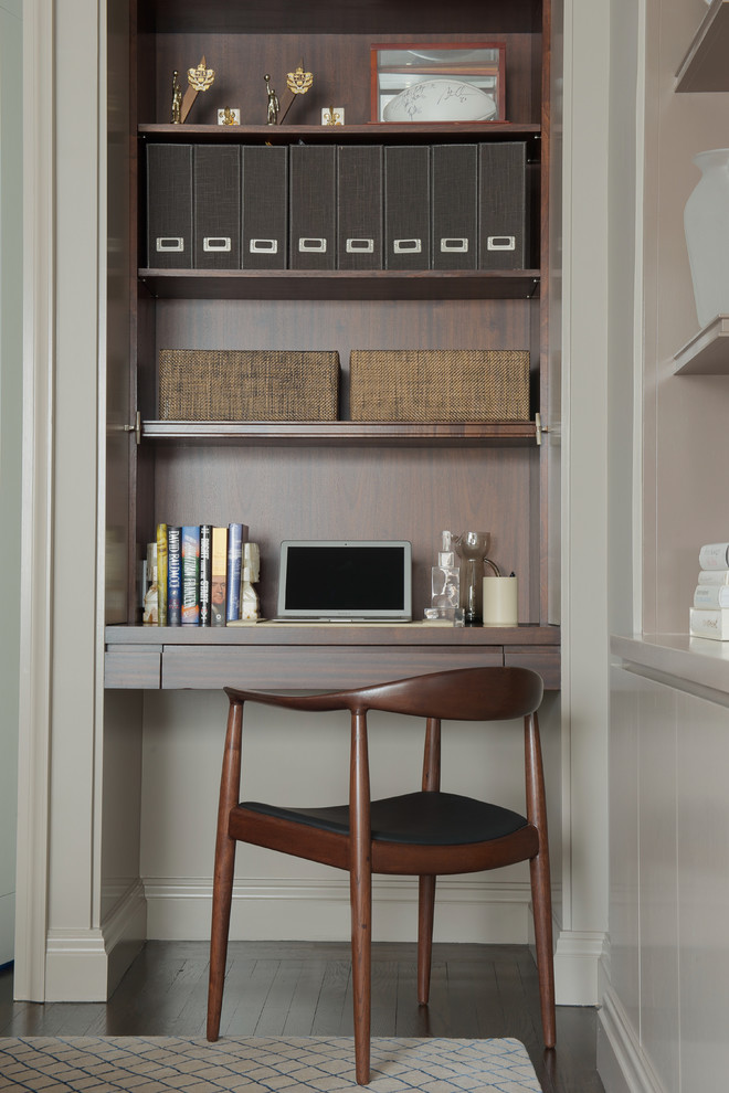 Diseño de despacho clásico renovado con suelo de madera oscura y escritorio empotrado