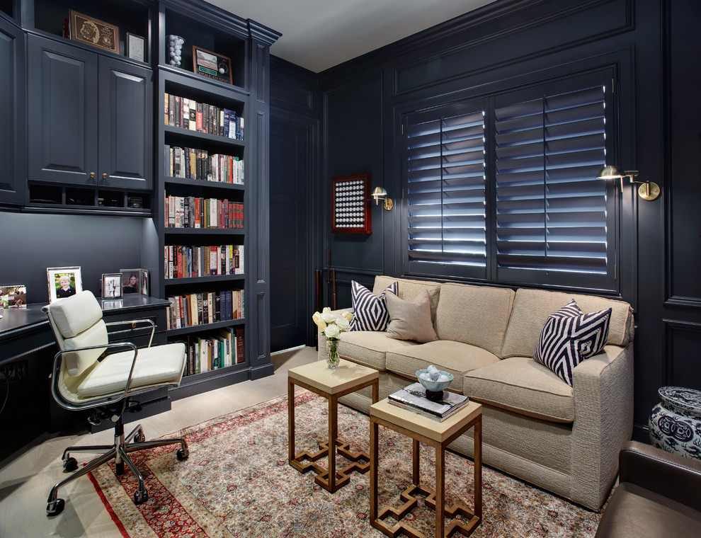 Cette photo montre un bureau chic avec un mur bleu, parquet clair et un bureau intégré.