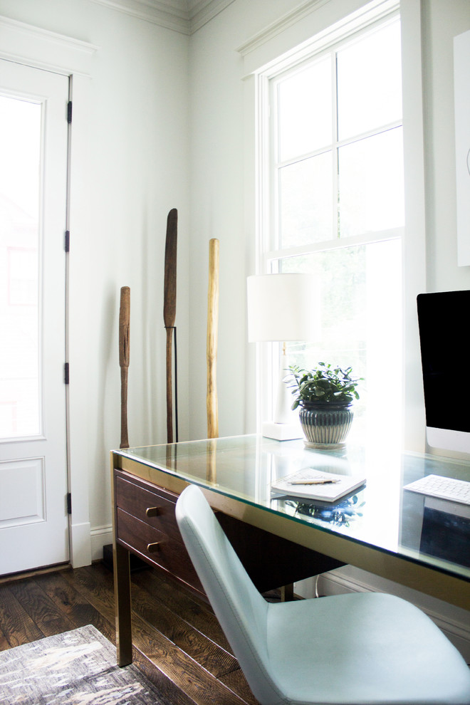 Inspiration för mellanstora klassiska arbetsrum, med grå väggar, mörkt trägolv, ett fristående skrivbord och brunt golv