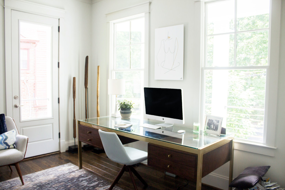 ワシントンD.C.にある高級な中くらいなトランジショナルスタイルのおしゃれなホームオフィス・書斎 (グレーの壁、濃色無垢フローリング、自立型机、茶色い床) の写真